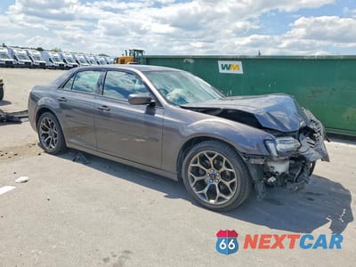 Czwarte zdjęcie samochodu z boku: 2015 CHRYSLER 300 S VIN:2C3CCABG2FH780726 - miniatura