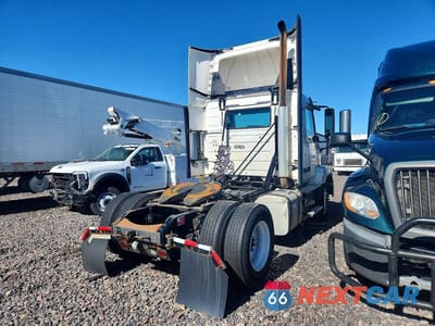 Czwarte zdjęcie samochodu z boku: 2016 VOLVO VNL SEMI TRUCK VIN:4V4N39TG7GN965630 - miniatura