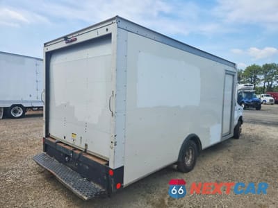 Trzecie zdjęcie samochodu z tyłu: 2022 FORD ECONOLINE E350 SUPER DUTY CUTAWAY VAN VIN:1FDWE3FK0NDC01625 - miniatura
