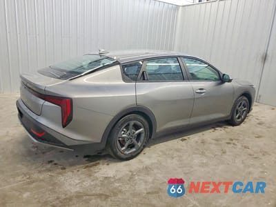 Trzecie zdjęcie samochodu z tyłu: 2026 KIA K4 LXS VIN:3KPFT4DE9TE311047 - miniatura
