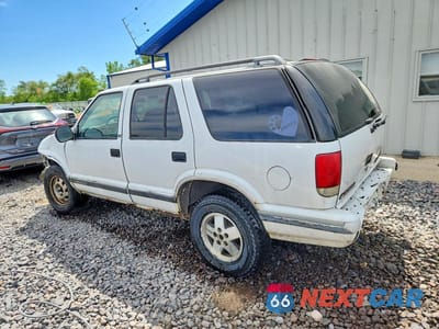 Drugie zdjęcie samochodu z przodu: 1997 CHEVROLET BLAZER VIN:1GNDT13WXV2215113 - miniatura