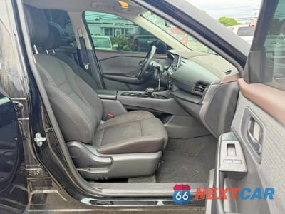 Piąte zdjęcie samochodu w środku: 2023 NISSAN ROGUE S VIN:5N1BT3AB8PC775071 - miniatura