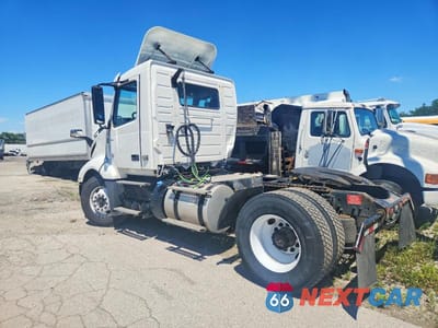 Trzecie zdjęcie samochodu z tyłu: 2021 VOLVO VNL SEMI TRUCK VIN:4V4N39EG8MN275085 - miniatura