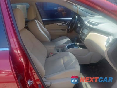 Piąte zdjęcie samochodu w środku: 2016 NISSAN ROGUE SV VIN:KNMAT2MV3GP622221 - miniatura