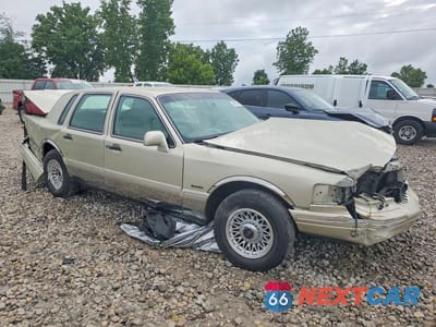 Czwarte zdjęcie samochodu z boku: 1997 LINCOLN TOWN CAR EXECUTIVE VIN:1LNLM81W7VY726400 - miniatura