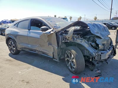 Czwarte zdjęcie samochodu z boku: 2023 FORD MUSTANG MACH -E PREMIUM VIN:3FMTK3SU3PMA97240 - miniatura
