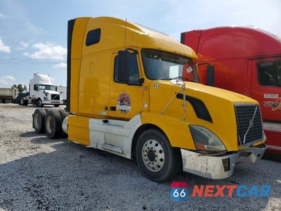 2011 VOLVO VNL SEMI TRUCK 4V4NC9EJ7BN297278 - główne zdjęcie licytacji z USA - miniatura