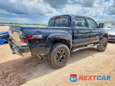 Trzecie zdjęcie samochodu z tyłu: 2015 TOYOTA TACOMA V6 VIN:5TFLU4ENXFX121535 - miniatura