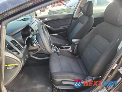 Zdjęcie 7 z 12 samochodu: 2017 KIA FORTE LX VIN:3KPFK4A78HE119103 - miniatura