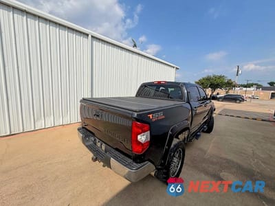 Czwarte zdjęcie samochodu z boku: 2015 TOYOTA TUNDRA SR5 VIN:5TFDW5F11FX433517 - miniatura
