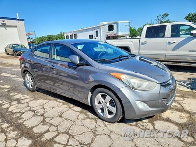 Czwarte zdjęcie samochodu z boku: 2013 HYUNDAI ELANTRA GLS VIN:5NPDH4AE6DH160520 - miniatura