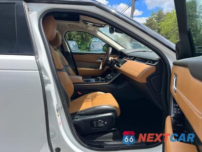 Piąte zdjęcie samochodu w środku: 2019 LAND ROVER RANGE ROVER VELAR S VIN:SALYB2FV2KA224470 - miniatura