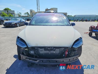 Piąte zdjęcie samochodu w środku: 2018 TESLA MODEL X VIN:5YJXCAE20JF112872 - miniatura