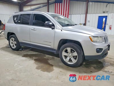 Czwarte zdjęcie samochodu z boku: 2013 JEEP COMPASS SPORT VIN:1C4NJDBB2DD272167 - miniatura