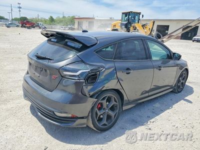 Trzecie zdjęcie samochodu z tyłu: 2018 FORD FOCUS ST VIN:1FADP3L9XJL247282 - miniatura