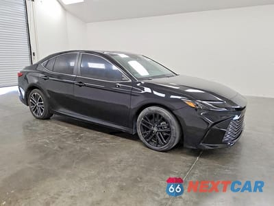 Czwarte zdjęcie samochodu z boku: 2025 TOYOTA CAMRY XLE VIN:4T1DAACK4SU048710 - miniatura