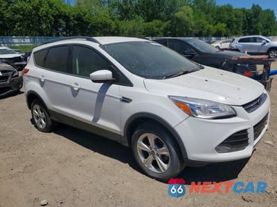 Czwarte zdjęcie samochodu z boku: 2015 FORD ESCAPE SE VIN:1FMCU0GXXFUB36556 - miniatura