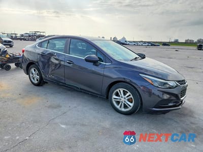 Czwarte zdjęcie samochodu z boku: 2017 CHEVROLET CRUZE LT VIN:1G1BE5SM7H7251424 - miniatura