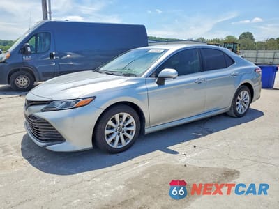 2018 TOYOTA CAMRY LE 4T1B11HK9JU650923 - główne zdjęcie licytacji z USA - miniatura