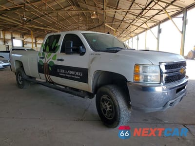 Czwarte zdjęcie samochodu z boku: 2014 CHEVROLET SILVERADO K2500 HEAVY DUTY VIN:1GC1KVC81EF115160 - miniatura