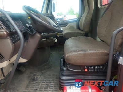Piąte zdjęcie samochodu w środku: 2018 VOLVO VN VNL VIN:4V4NC9EG7JN996980 - miniatura