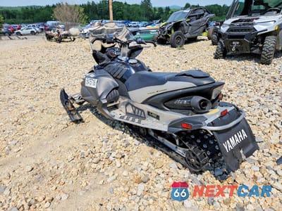 Trzecie zdjęcie samochodu z tyłu: 2011 YAMAHA RX10 APEX VIN:JYE8JT008BA002104 - miniatura