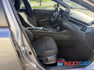 Piąte zdjęcie samochodu w środku: 2019 TOYOTA C-HR LE VIN:NMTKHMBXXKR067772 - miniatura