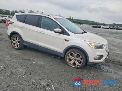 Czwarte zdjęcie samochodu z boku: 2018 FORD ESCAPE TITANIUM VIN:1FMCU9J94JUB19517 - miniatura