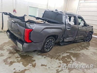 Trzecie zdjęcie samochodu z tyłu: 2025 TOYOTA TUNDRA CREWMAX LIMITED VIN:5TFJA5DBXSX314842 - miniatura