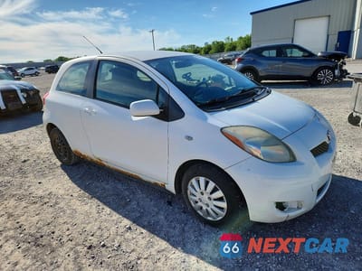 Czwarte zdjęcie samochodu z boku: 2009 TOYOTA YARIS BASE VIN:JTDJT903295263407 - miniatura