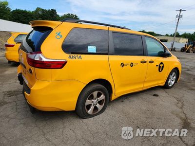 Trzecie zdjęcie samochodu z tyłu: 2017 TOYOTA SIENNA LE VIN:5TDKZ3DC1HS877772 - miniatura