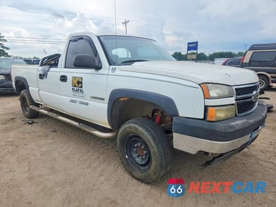 Czwarte zdjęcie samochodu z boku: 2006 CHEVROLET SILVERADO C2500 HEAVY DUTY VIN:1GCHC23U46F173871 - miniatura