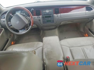 Zdjęcie 8 z 12 samochodu: 2005 LINCOLN TOWN CAR SIGNATURE LIMITED VIN:1LNHM82W85Y643529 - miniatura