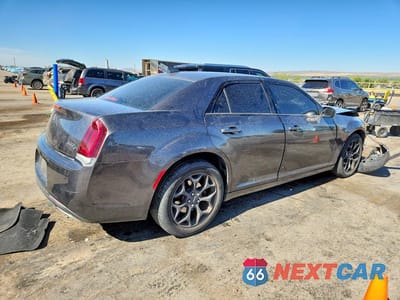 Trzecie zdjęcie samochodu z tyłu: 2019 CHRYSLER 300 S VIN:2C3CCAGG0KH586246 - miniatura