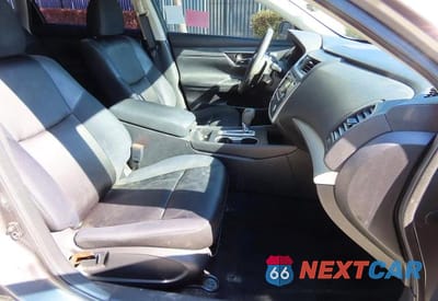 Piąte zdjęcie samochodu w środku: 2017 NISSAN ALTIMA 2.5 SR VIN:1N4AL3AP9HC148138 - miniatura