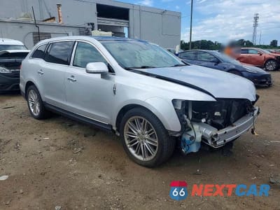 Czwarte zdjęcie samochodu z boku: 2016 LINCOLN MKT VIN:2LMHJ5AT7GBL03193 - miniatura