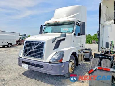 Drugie zdjęcie samochodu z przodu: 2018 VOLVO VNL SEMI TRUCK VIN:4V4N39TG2JN892772 - miniatura