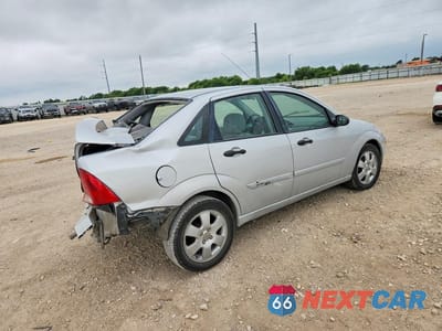 Trzecie zdjęcie samochodu z tyłu: 2002 FORD FOCUS ZTS VIN:1FAFP38382W342999 - miniatura