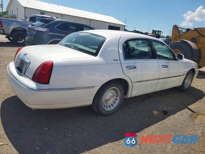 Trzecie zdjęcie samochodu z tyłu: 1998 LINCOLN TOWN CAR EXECUTIVE VIN:1LNFM81W5WY663487 - miniatura