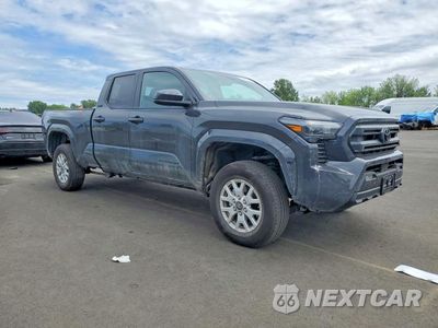 Czwarte zdjęcie samochodu z boku: 2026 TOYOTA TACOMA SR5 VIN:3TMLB5JN4TM245335 - miniatura