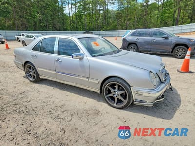 Czwarte zdjęcie samochodu z boku: 1999 MERCEDES-BENZ E 320 VIN:WDBJF65H4XA763288 - miniatura