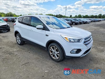 Czwarte zdjęcie samochodu z boku: 2019 FORD ESCAPE SE VIN:1FMCU9GD0KUB64368 - miniatura