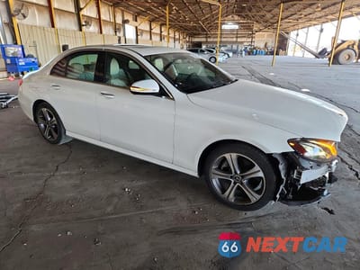 Czwarte zdjęcie samochodu z boku: 2019 MERCEDES-BENZ E 300 VIN:WDDZF4JB6KA658678 - miniatura