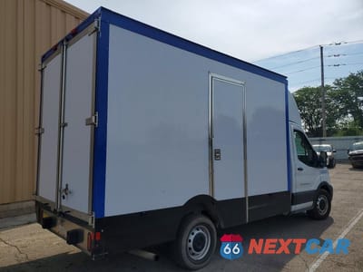Trzecie zdjęcie samochodu z tyłu: 2022 FORD TRANSIT DELIVERY TRUCK VIN:1FDBW5Z85NKA39641 - miniatura