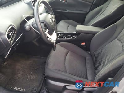 Zdjęcie 7 z 13 samochodu: 2017 TOYOTA PRIUS THREE VIN:JTDKARFU0H3047351 - miniatura