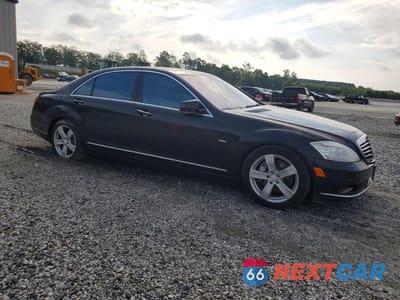 Czwarte zdjęcie samochodu z boku: 2012 MERCEDES-BENZ S 550 VIN:WDDNG7DBXCA432069 - miniatura