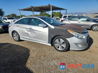Czwarte zdjęcie samochodu z boku: 2014 HYUNDAI SONATA HYBRID VIN:KMHEC4A46EA111283 - miniatura