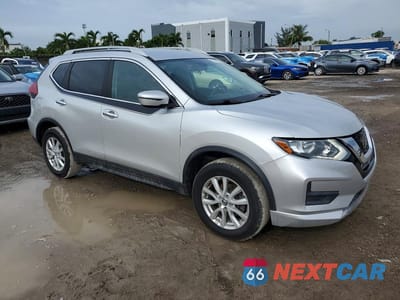 Czwarte zdjęcie samochodu z boku: 2018 NISSAN ROGUE SV VIN:5N1AT2MV0JC711318 - miniatura