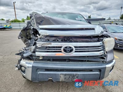 Piąte zdjęcie samochodu w środku: 2017 TOYOTA TUNDRA SR5 VIN:5TFRY5F18HX217070 - miniatura