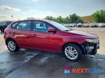 Czwarte zdjęcie samochodu z boku: 2012 KIA FORTE EX VIN:KNAFU5A23C5492944 - miniatura